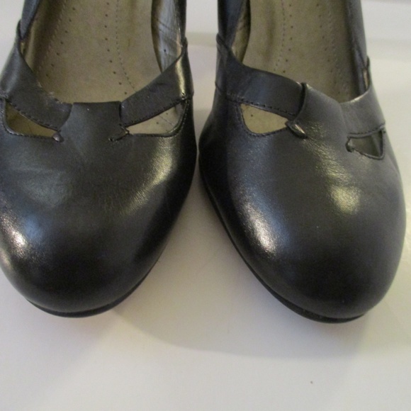 NATURALIZER Black Almond Toe Cut-Out Pumps - Picture 4 of 8